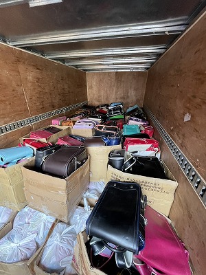 持って行った沢山のランドセル、文房具