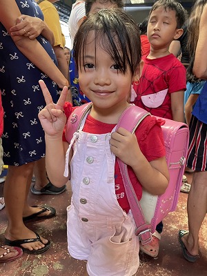 ランドセルを嬉しそうに背負う子供