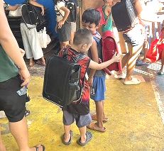 ランドセルを自慢しあう子供